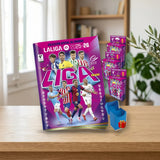 Pack Álbum + 24 Sobres + Deckbox Panini Liga Este 2025/26 sobre una mesa de madera