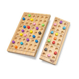 Sudoku de viaje Cayro 110 con el tablero de madera plegable abierto y fichas numeradas de colores colocadas
