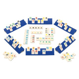 Rummi Classic Cayro 744 en juego con seis atriles azules y combinaciones de fichas en el centro