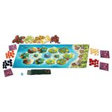 Tablero de islas, barcos, guaridas y fichas de recursos del juego Catan Junior de Devir