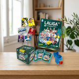 Pack Liga Hypermotion 2025/26 sobre una mesa de madera