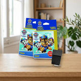 Pack Recarga 20 Sobres Panini Paw Patrol 12 + Deck Box sobre una mesa de madera