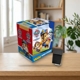 Pack Recarga 36 Sobres Panini Paw Patrol 12 + Deck Box sobre una mesa de madera
