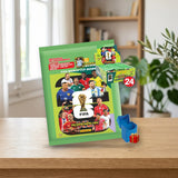Panini Adrenalyn XL FIFA World Cup 2026™ — Megapack + 24 Sobres (Pack Coleccionista Mundia sobre una mesa de madera