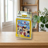 Blíster Panini de 8 sobres de cromos One Piece El Nuevo Mundo sobre una mesa de madera en un salón