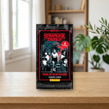 Panini Stranger Things Sobre Individual HC Trading Cards 6 Cartas sobre una mesa de madera