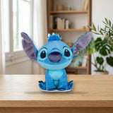 Peluche Stitch con Sonido 28cm Disney Lilo & Stitch sobre una mesa de madera