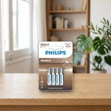 Philips Pila AAA Alkaline LR03 (LR03A4B/10) sobre una mesa de madera