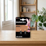 Pilas Duracell MN21 12V A23 alcalinas blíster 2 unidades sobre una mesa de madera