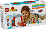 Niño jugando con el set LEGO DUPLO 10456
