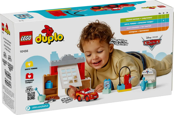 Niño jugando con el set LEGO DUPLO 10456
