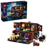 Set LEGO 76785 Apartamento de Cosa abierto revelando el interior detallado con cama, silla, reloj, sombrero y accesorios de Cosa junto a la minifigura de Enid Sinclair
