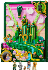 LEGO Wicked Arte Mural Emerald City 75685 mostrando la ciudad esmeralda en colores verde, rosa y amarillo con Elphaba volando y Glinda en su burbuja sobre paisaje 3D de Oz

