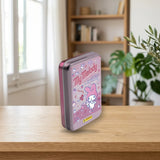 Pocket Tin Panini Hello Kitty & Friends sobre una mesa de madera
