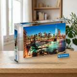 Puzzle 6000 Clementoni Brooklyn Bridge Lights (36534) sobre una mesa de madera