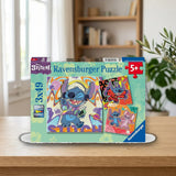 Ravensburger Puzzles 3x49 Piezas Disney Stitch 01070 sobre una mesa de madera