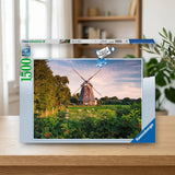 Ravensburger Puzzle 1500 Piezas Molino de Viento en el Mar Baltico 162239 sobre una mesa de madera