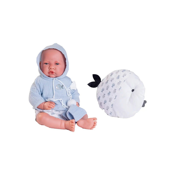 Muñeca Antonio Juan Recién Nacido con cojín pececito 42 cm y ropita de algodón orgánico