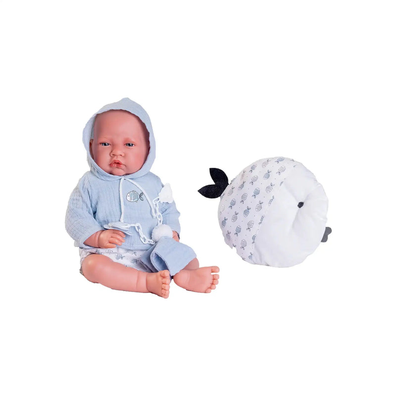 Muñeca Antonio Juan Recién Nacido con cojín pececito 42 cm y ropita de algodón orgánico
