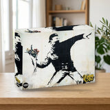 Redstring Puzzle 1000 Piezas Urban Art Man Throwing Flowers (RS263078) sobre una mesa de madera