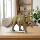 Schleich Styracosaurus (15033) sobre una mesa de madera