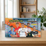 Sobre Panini Adrenalyn XL LaLiga 2025/26 sobre una mesa de madera