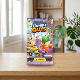 Sobre Panini Stumble Guys sobre una mesa de madera