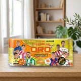 Sobre Premium ORO Panini Adrenalyn XL LaLiga 2025/26 sobre una mesa de madera