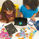 Niños montando el móvil de planetas del kit Galt Space Craft