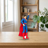 Spin Master DC Figuras Superman (20136548) sobre una mesa de madera