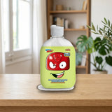 Gel Hidroalcohólico SuperZings 250ml - Higiene Infantil sobre una mesa de madera