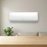 TCL Elite S24F72S3 en la pared del salón