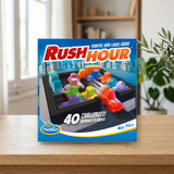 Think Fun Rush Hour Juego de Logica Nueva Version 76598 sobre una mesa de madera