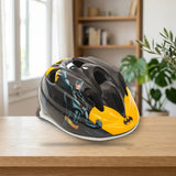 Toimsa Casco para bicicleta Infantil Batman (10913) sobre una mesa de madera