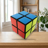 Toy Planet Cubo Crazy 2x2 (8150D) sobre una mesa de madera