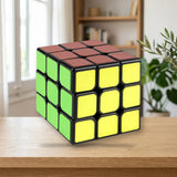 Toy Planet Cubo Crazy 3x3 (10451) sobre una mesa de madera