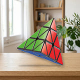 Toy Planet Cubo Piramide (8198C) sobre una mesa de madera