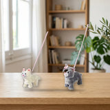 Toy Planet Gatitos Andarines musicales sobre una mesa de madera