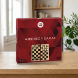 Toy Planet Juego de Ajedrez y Damas Madera (29118) sobre una mesa de madera