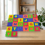 Toy Planet Puzzle Foam Letras (EO026) sobre una mesa de madera