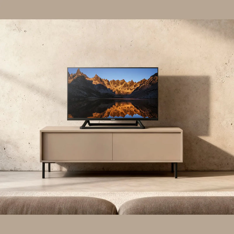 Televisor Genium GTV24HD de 24 pulgadas colocado sobre un mueble bajo