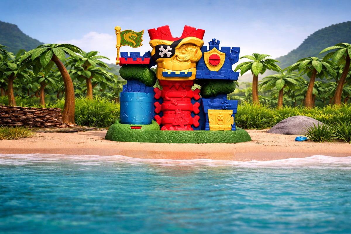 La fortaleza Skull Fortress de Piratix en una playa con palmeras