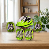 Umit Set de protección para patines y bicicleta Pistacho (C304) sobre una mesa de madera