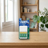 Varta Cargador de pilas Recargables Plug Charger 4x Pilas recargables (05460) sobre una mesa de madera