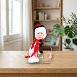 Viving Muñeco de Nieve Peluche 1-2 Años sobre una mesa de madera