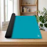 Zacatrus Tapete Mini Neopreno Azul Zafiro para Juegos de Cartas (ZTP03A) sobre una mesa de madera