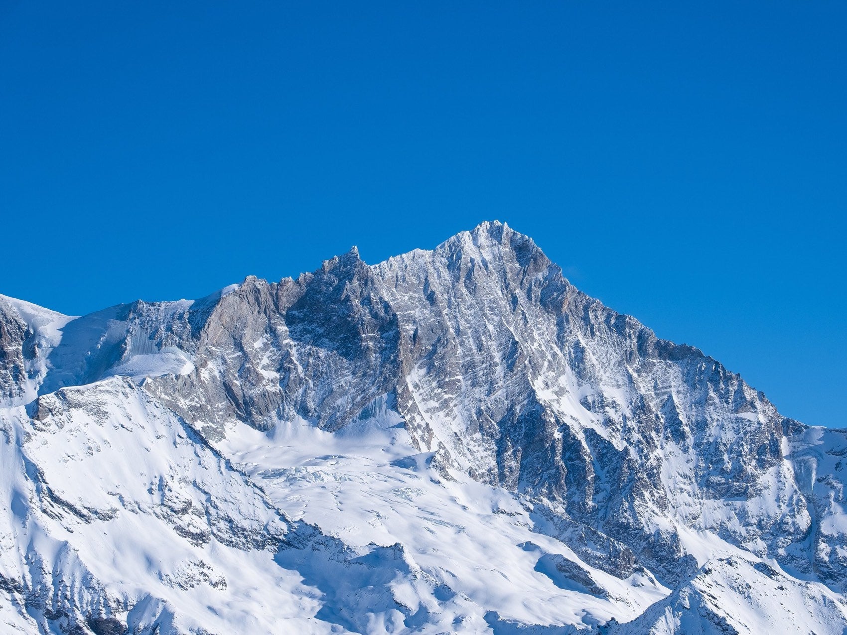 El Weisshorn nevado, visto desde Sorebois