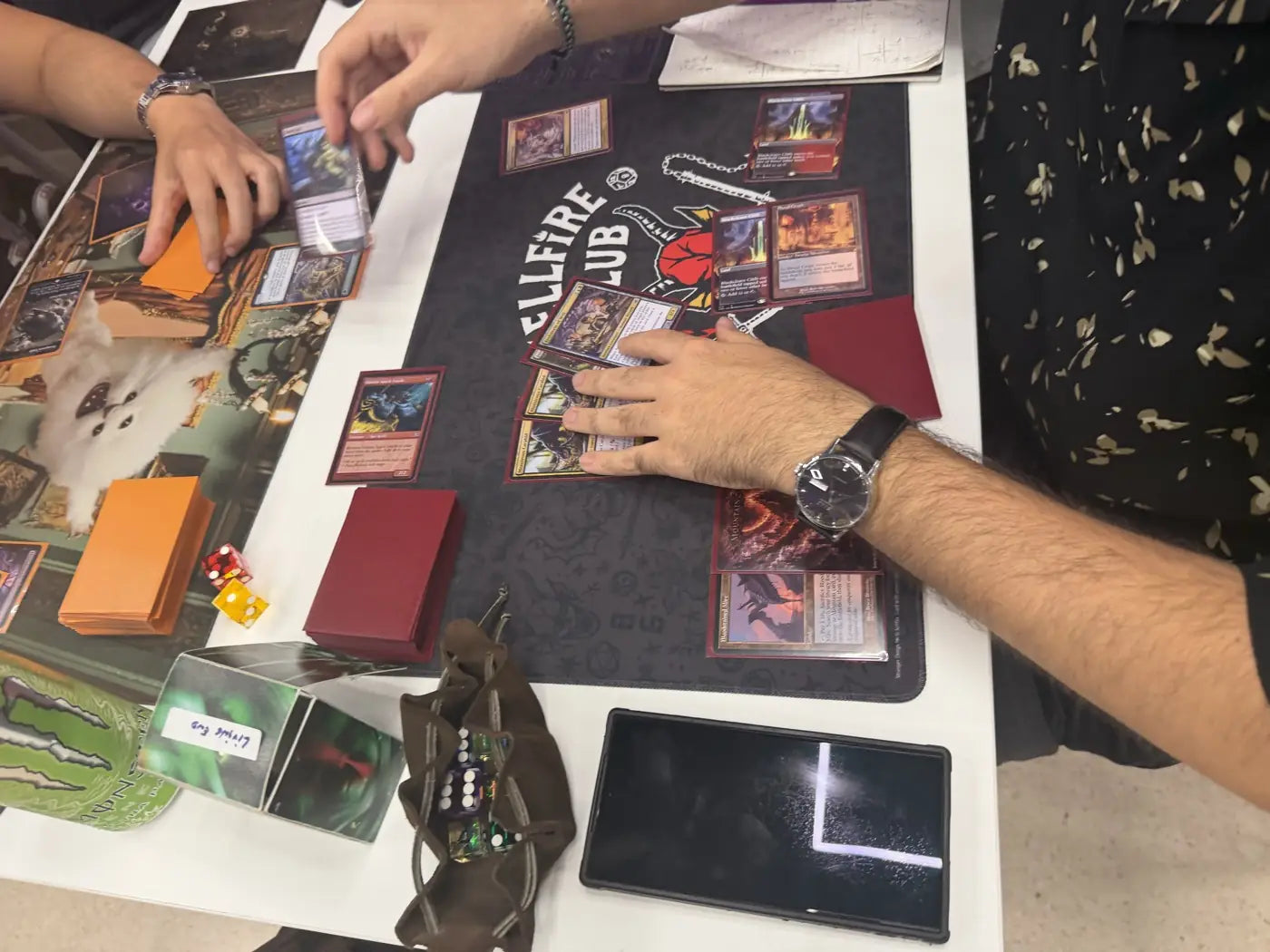 Partida sobre un tapete del Hellfire Club, con fundas rojas y dados